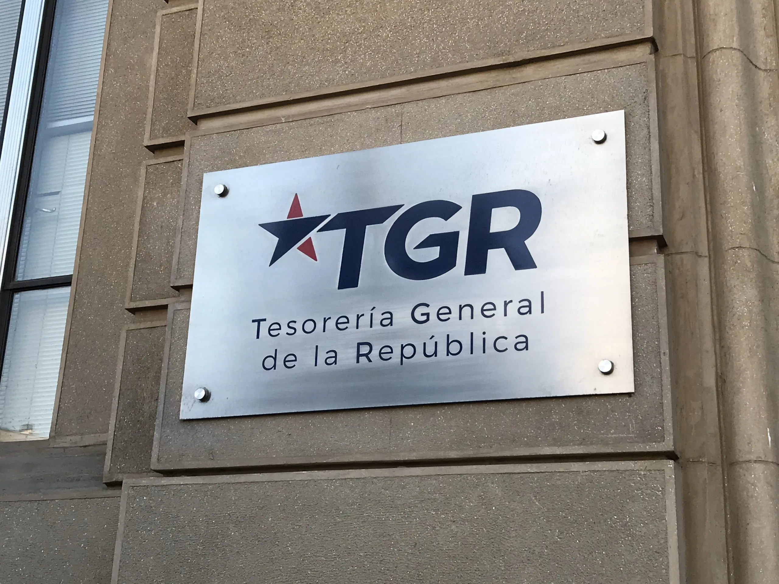 Embargos por CAE generan controversia: abogados acusan exceso de atribuciones de Tesorería